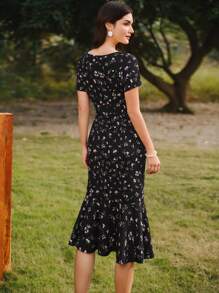 Vintamour Robe d'été élégante vintage à fleurs pour femme, avec manches courtes, col carré et coupe évasée. Tenues de vacances, vêtements d'été pour femme, robe noire, robes d'été pour femme, robes élégantes pour invités de mariage, vêtements d'église pour femme, longues robes pour femme, robe de vacances, vêtements d'été, tenue de croisière, robes de printemps à fleurs