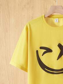 SHEIN Leap Crew 2 件套青少年男孩休闲黄色笑脸短袖 T 恤和黑色短裤套装，街头朋克摇滚校园日常装，音乐节，适合春夏 - 彩色 - 查看 3