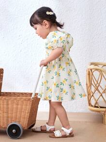 Cozy Pixies Babymeisjesjurk met pofmouwen en getailleerde taille en ditsy bloemenmotief