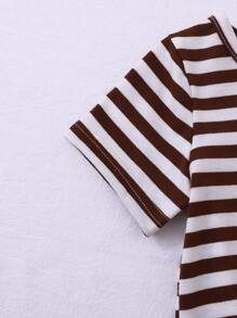 SHEIN Playful Pals Bộ 2 món áo thun ngắn tay kẻ sọc và quần yếm cho bé trai, thích hợp cho các hoạt động mùa hè. Quần yếm giúp bé trông đáng yêu hơn, bộ quần áo trẻ em giản dị và đa năng. - Nhiều màu - Xem 6