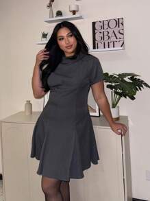 SHEIN Privé 大码女式优雅简约纯色休闲迷你连衣裙，带蝙蝠袖，修身复古立领通勤风格 - 灰色 - 查看 2