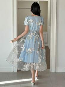 DAZY Đầm dài dáng ôm, cổ tròn, tay ngắn, thắt eo, họa tiết hoa Phục Sinh - trắng - Xem 4