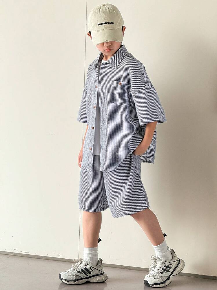 SHEIN مجموعة قطعتين لملابس رياضية كاجوال للأولاد المراهقين، تتميز بقصة مريحة وخطوط ملمسية ياقة مرفوعة، مناسبة لملابس الأطفال، ملابس الأولاد الصغار، عودة إلى مجموعات المدرسة، أعياد الميلاد، المناسبات المسائية، الحفلات، الأعراس، العمادات والتخرج المدرسي. مناسبة للارتداء اليومي، المدرسة، السفر، الرياضة، والمواسم الربيعية والصيفية. - ازرق وابيض - مشاهدة 9