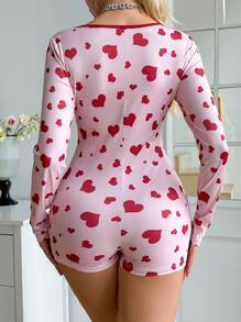 Mono con escote cuadrado, decoración de lazo y estampado de corazón, un conjunto ideal para el Día de San Valentín