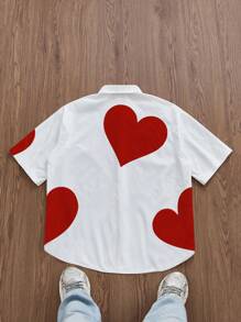 Manfinity VCAY 男士正面纽扣短袖心形印花休闲 T 恤，日常穿着，情人节 - 白色 - 查看 2