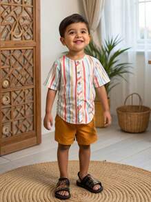 SHEIN Conjunto de 2 piezas con top de manga corta a rayas y shorts de color liso para niño pequeño - Multicolor - Ver 1
