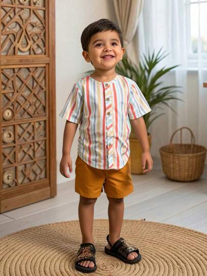 SHEIN Conjunto de 2 piezas con top de manga corta a rayas y shorts de color liso para niño pequeño