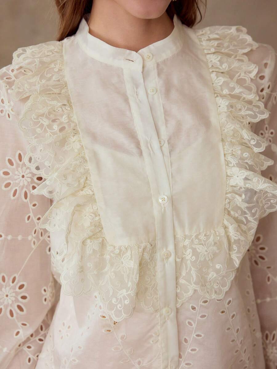 MOTF PREMIUM ÁO BLOUSE REN CÓ VIỀN XỒI TƯƠNG PHẢN - Màu be - Xem 2