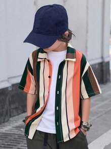 SHEIN Camisa casual de rayas con botones delanteros simple para vacaciones para niño preadolescente - Marrón - Ver 1