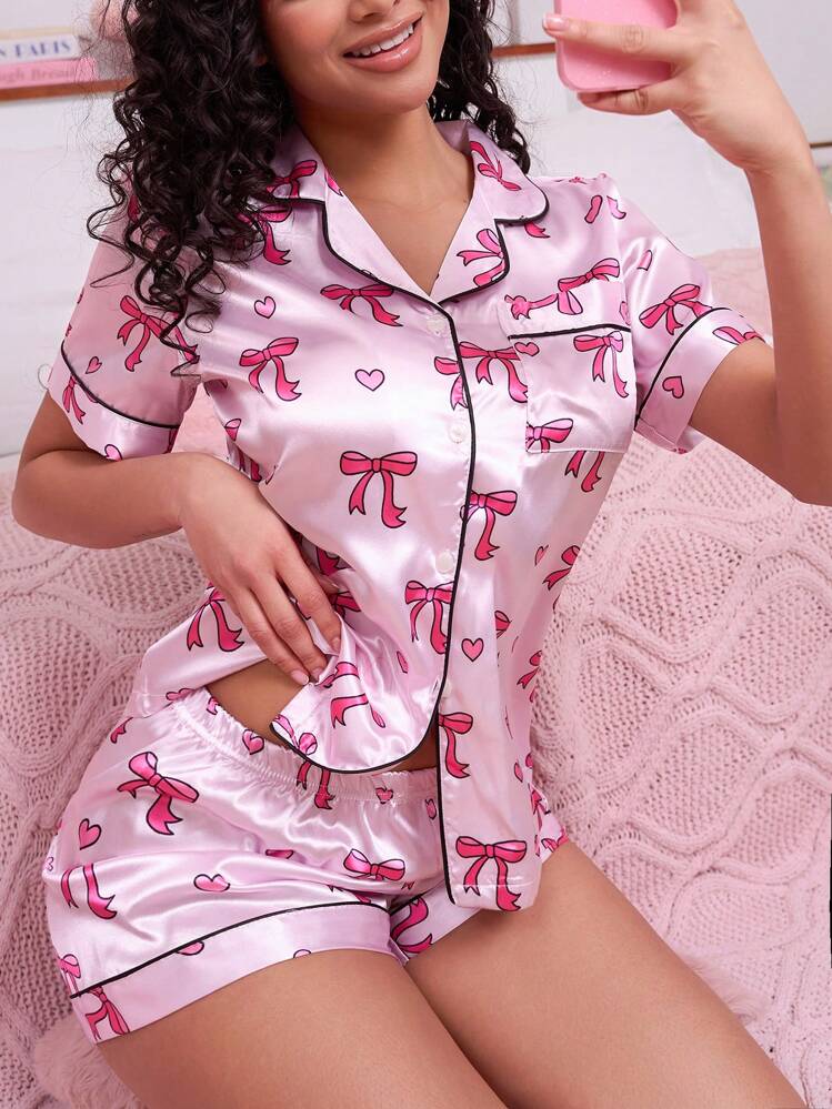 SweetSlumber Ensemble de pyjama femme avec Top à manches courtes et short avec motif cœur et nœud papillon. Vêtements confortables et élégants, idéaux pour l'automne.