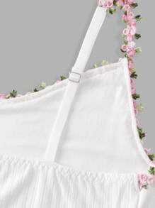 Camiseta interior de niña adolescente con aplicaciones florales en blanco dulce