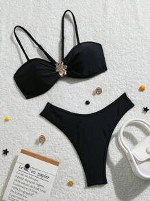 SHEIN Swim Ensemble de bikini avec top court ajustable en métal noir sexy à croisillons, et string à fine bretelle. Tenue de plage d'été pour vacances à la plage.