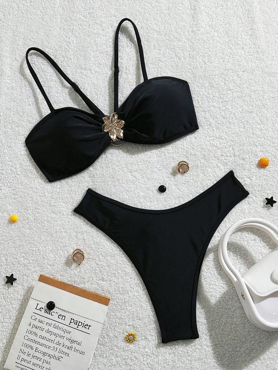 SHEIN Swim Ensemble de bikini avec top court ajustable en métal noir sexy à croisillons, et string à fine bretelle. Tenue de plage d'été pour vacances à la plage.