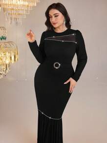 Modelyn Sukienka Plus Size z okrągłym dekoltem i długim rękawem, z siateczki, z łatkami i dopasowanym krojem - Czarne - Zobacz 1