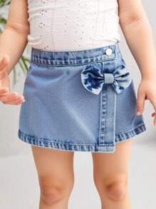 SHEIN Baby Girls New Fashion Denim Shorts, Stylish Skort Design With 3D Bow Decor, Light Wash Casual Everyday Versatile Denim Skirt-Shorts, Spring/Summer New Arrival - Light Wash - View 1