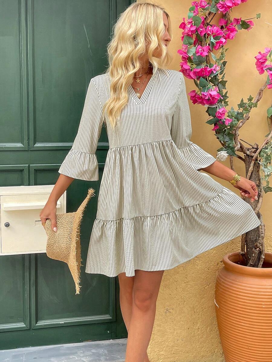 Breezaya 女式 V 领条纹喇叭袖荷叶边下摆连衣裙 - 杏色 - 查看 1