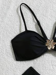 SHEIN Swim Ensemble de bikini avec top court ajustable en métal noir sexy à croisillons, et string à fine bretelle. Tenue de plage d'été pour vacances à la plage.