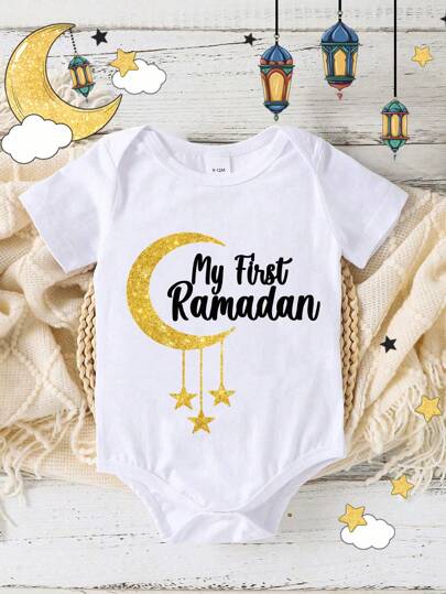 Minimalistisk kortärmad body för babypojke med måne- och bokstavstryck, lämplig för Ramadan, vår/sommar