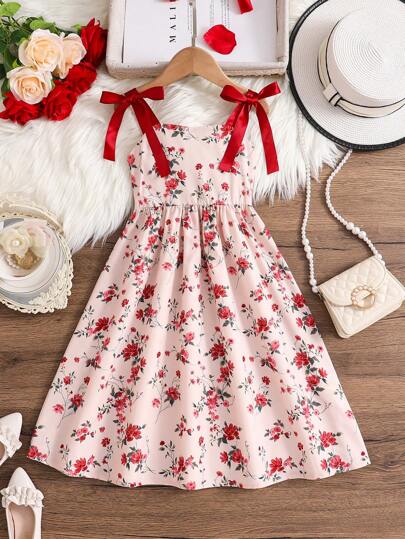 年轻女孩编织碎花褶饰细肩带连衣裙