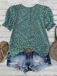 SHEIN LUNE Plus Size Women's Ditsy Floral Short Sleeve Casual Blouse, Early Spring For Summer