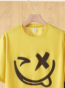 SHEIN Leap Crew 2 件套青少年男孩休闲黄色笑脸短袖 T 恤和黑色短裤套装，街头朋克摇滚校园日常装，音乐节，适合春夏 - 彩色 - 查看 4