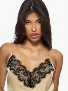 MISSGUIDED 奢华缎面吊带背心，搭配黑色蕾丝花边 V 领晚装上衣，可调节肩带，适合约会之夜穿着 - 卡其色 - 查看 3