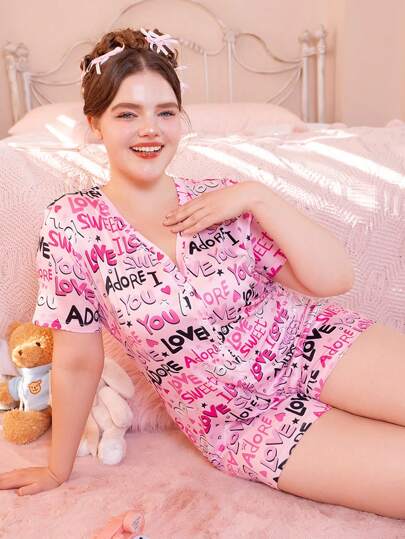 Pijama informal de una pieza con cuello medio abierto, manga corta y estampado de letras para mujer de talla grande