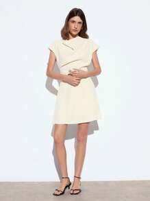 Maija 2025夏季新款夏装连衣裙，透明黄色船领极简设计无袖腰收紧不对称下摆荷叶边迷你连衣裙，现代都市通勤春假音乐节派对连衣裙，女士复活节、圣帕特里克节优雅编织连衣裙 - 杏色 - 查看 1