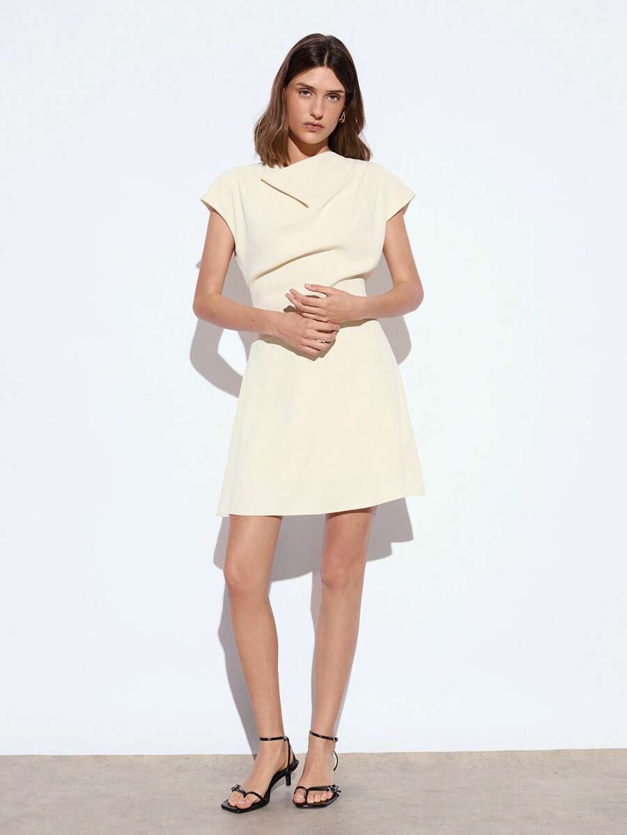 Maija 2025夏季新款夏装连衣裙，透明黄色船领极简设计无袖腰收紧不对称下摆荷叶边迷你连衣裙，现代都市通勤春假音乐节派对连衣裙，女士复活节、圣帕特里克节优雅编织连衣裙 - 杏色 - 查看 1