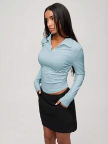 SHEIN BASICS Blusa de punto de unicolor casual con cuello vuelto, cierre de media cremallera delantera y lados fruncidos, de manga larga para mujer
