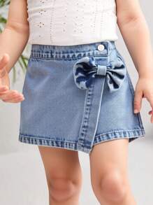 SHEIN Baby Girls New Fashion Denim Shorts, Stylish Skort Design With 3D Bow Decor, Light Wash Casual Everyday Versatile Denim Skirt-Shorts, Spring/Summer New Arrival - Light Wash - View 3