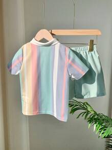 SHEIN 2 件装年轻男孩休闲学院风舒适时尚简约实用百搭柔软宽松韩版大条纹彩色 Polo 衫和绿色短裤套装，适合日常上学、度假、派对、春夏