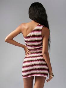 MISSGUIDED Une robe mini crochetée à une épaule avec un motif de rayures en zigzag. Style rétro Y2K pour l'été, les fêtes sur la plage et les festivals. Coupe moulante et courte. Style vintage pour les soirées club