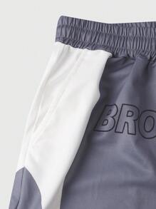 Manfinity Hypemode Conjunto de top y shorts minimalista para hombres con bloqueo de color y estampado de letras de carreras