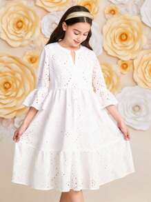 SHEIN Vestido con cuello en V blanco calado y bordado, de múltiples capas y bajo dividido en A para niñas preadolescentes. Estilo primavera/verano adecuado para el Ramadán, vacaciones familiares, fiestas nacionales, uso diario, ropa de casa, festivales, reuniones familiares y ocasiones especiales. Combina con looks de hermanas, primavera y verano, lindo, elegante, dulce, vintage y de moda. Ideal para combinar madre-hija.