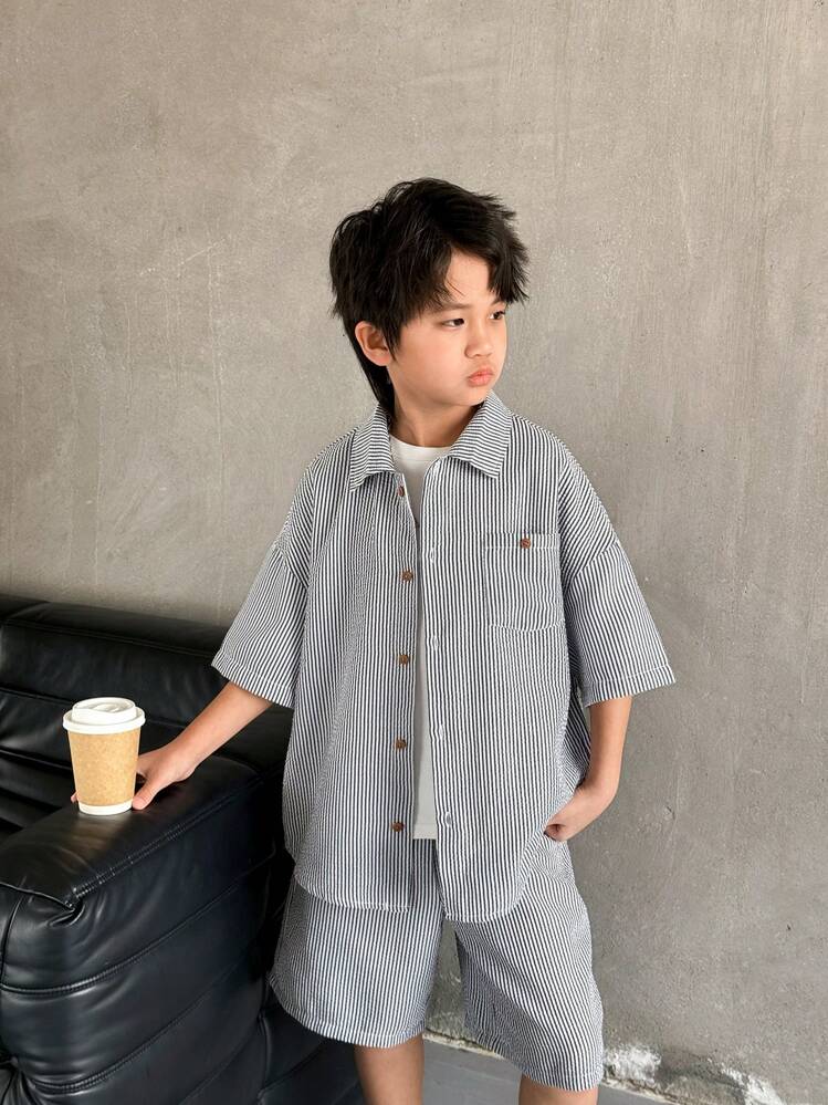 SHEIN مجموعة قطعتين لملابس رياضية كاجوال للأولاد المراهقين، تتميز بقصة مريحة وخطوط ملمسية ياقة مرفوعة، مناسبة لملابس الأطفال، ملابس الأولاد الصغار، عودة إلى مجموعات المدرسة، أعياد الميلاد، المناسبات المسائية، الحفلات، الأعراس، العمادات والتخرج المدرسي. مناسبة للارتداء اليومي، المدرسة، السفر، الرياضة، والمواسم الربيعية والصيفية. - ازرق وابيض - مشاهدة 7