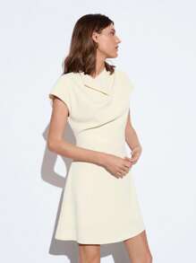 Maija 2025夏季新款夏装连衣裙，透明黄色船领极简设计无袖腰收紧不对称下摆荷叶边迷你连衣裙，现代都市通勤春假音乐节派对连衣裙，女士复活节、圣帕特里克节优雅编织连衣裙 - 杏色 - 查看 6