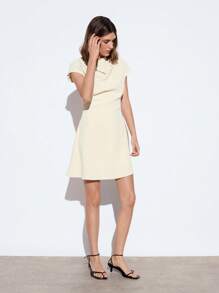 Maija 2025夏季新款夏装连衣裙，透明黄色船领极简设计无袖腰收紧不对称下摆荷叶边迷你连衣裙，现代都市通勤春假音乐节派对连衣裙，女士复活节、圣帕特里克节优雅编织连衣裙 - 杏色 - 查看 4