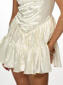 MISSGUIDED 缎面束身迷你连衣裙，纽扣前襟，夏季晚宴吊带心形领口，褶皱层叠伞裙，适合特殊场合和婚礼宾客穿着。 - 米色 - 查看 6