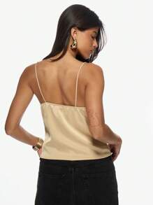 MISSGUIDED 奢华缎面吊带背心，搭配黑色蕾丝花边 V 领晚装上衣，可调节肩带，适合约会之夜穿着 - 卡其色 - 查看 2