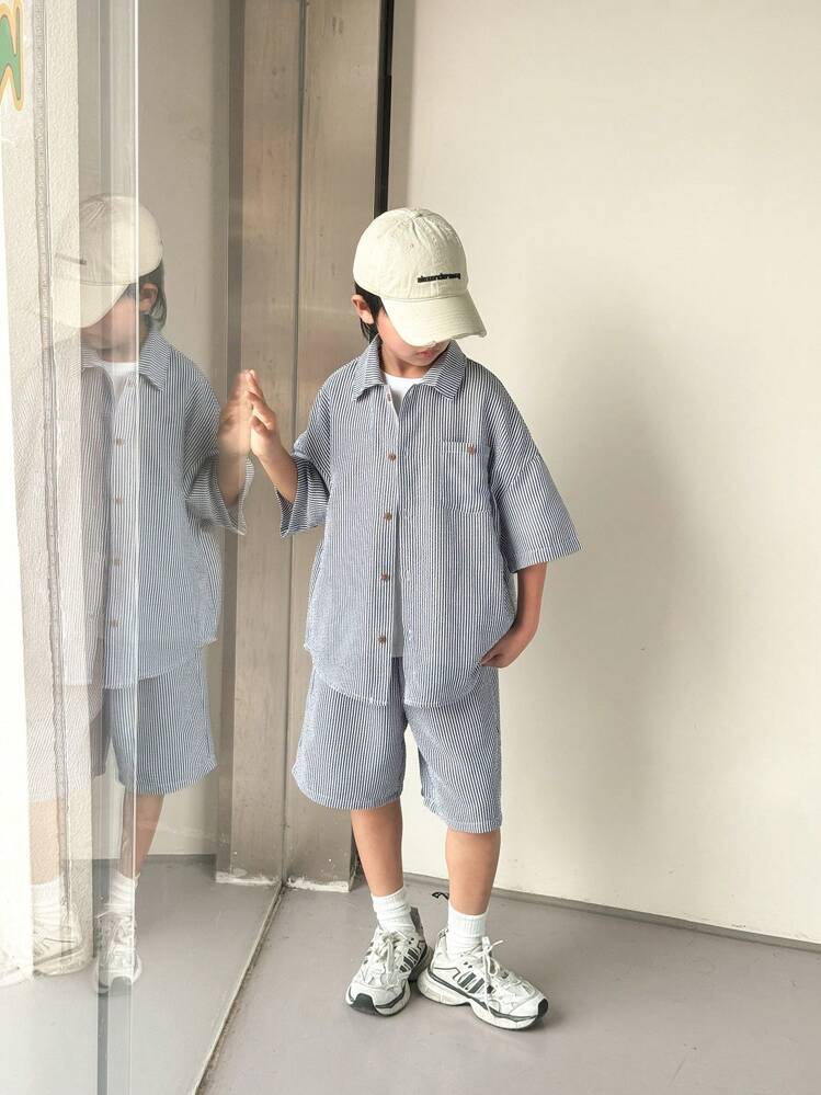 SHEIN مجموعة قطعتين لملابس رياضية كاجوال للأولاد المراهقين، تتميز بقصة مريحة وخطوط ملمسية ياقة مرفوعة، مناسبة لملابس الأطفال، ملابس الأولاد الصغار، عودة إلى مجموعات المدرسة، أعياد الميلاد، المناسبات المسائية، الحفلات، الأعراس، العمادات والتخرج المدرسي. مناسبة للارتداء اليومي، المدرسة، السفر، الرياضة، والمواسم الربيعية والصيفية. - ازرق وابيض - مشاهدة 6