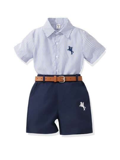 Conjunto de 2 piezas para niño pequeño estilo caballero: Camisa tipo polo con raya azul y caballo bordado, y pantalón corto de traje con cinturón. Moda para uso casual diario, escuela, viajes, fiestas de cumpleaños, bodas, portador de anillo, paje