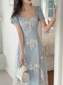 DAZY Đầm dài dáng ôm, cổ tròn, tay ngắn, thắt eo, họa tiết hoa Phục Sinh - trắng - Xem 2