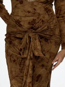 MISSGUIDED PLUS 优雅大码系带长裙，花卉图案垂坠裹身设计，适合晚间婚礼宾客特殊场合，古铜色 - 棕色 - 查看 6