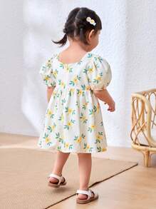 Cozy Pixies Babymeisjesjurk met pofmouwen en getailleerde taille en ditsy bloemenmotief