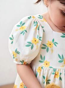 Cozy Pixies Babymeisjesjurk met pofmouwen en getailleerde taille en ditsy bloemenmotief