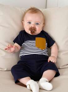 SHEIN Playful Pals 2 Peças Conjunto de Roupa de Bebê Menino Recém-Nascido com Bodysuit de Manga Curta com Bolso Estampado em Azul e Branco Listrado e Shorts de Cintura Elástica, Macio e Confortável, Adequado para Casa e Exterior, Primavera/Verão, Shorts de Bebê Menino, Roupas de Recém-Nascido, Roupas de Menino 0-9 Meses - Multicolorido - Visão 3