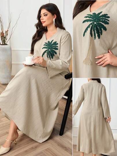 Al Najma فستان طويل بياقة على شكل حرف V وأكمام طويلة مع تفاصيل جرافيكية ذات طابع بسيط للأحجام الكبيرة