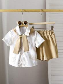 Set de 2 piezas con Top de manga corta con botones estampada y pantalones cortos para niño pequeño