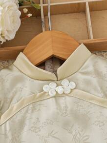 2 件装女宝宝中国风杏色泡泡袖旗袍领衬衫和碎花下摆裙子套装 - 杏色 - 查看 5